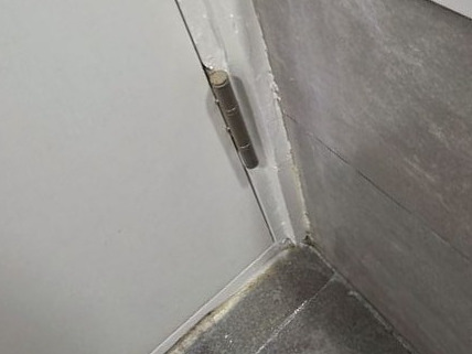 병점 문지방수리 시공 후 — 부식 부위를 제거하고 문틀 모서리를 다시 잡아 마감한 상태