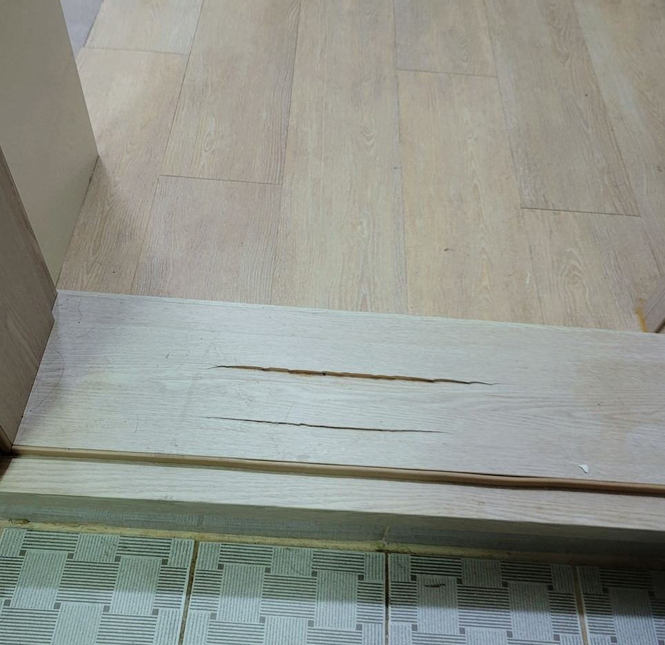 광주 문지방수리 시공 전 — 문지방 상판이 세로로 갈라져 틈이 벌어진 상태