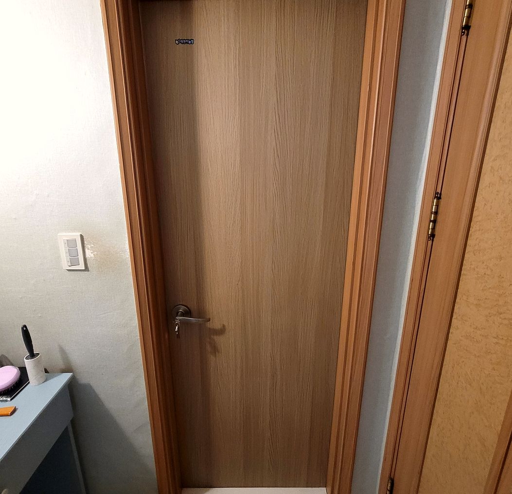 문과 문틀 색을 맞춰 정리한 상태